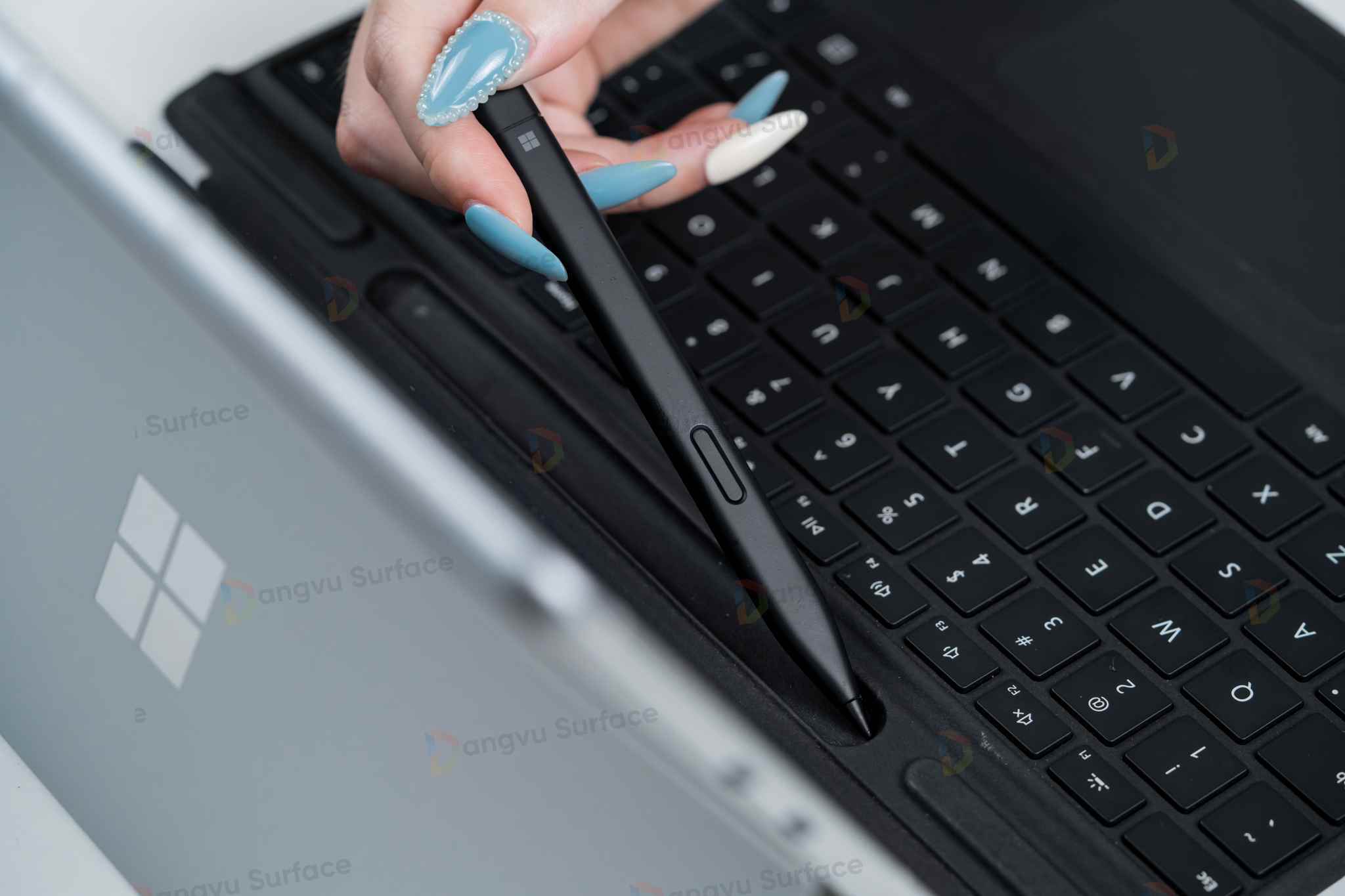 surface-pro-9-sq3-86-compressed-1 Thao tác sạc Surface Slim Pen rất đơn giản, chỉ cần đặt vào khay sạc tích hợp trên bàn phím.